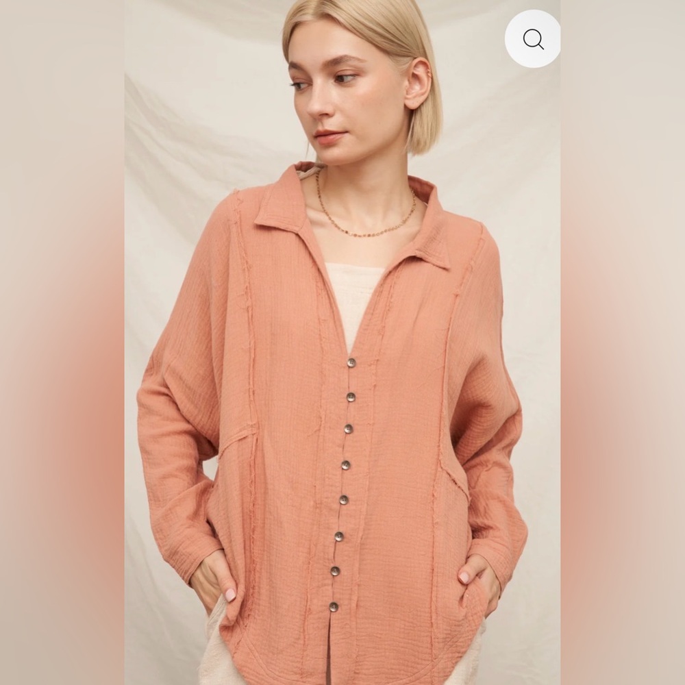 EN CRÈME Gauze Pintuck Pocket Blouse Highlow top